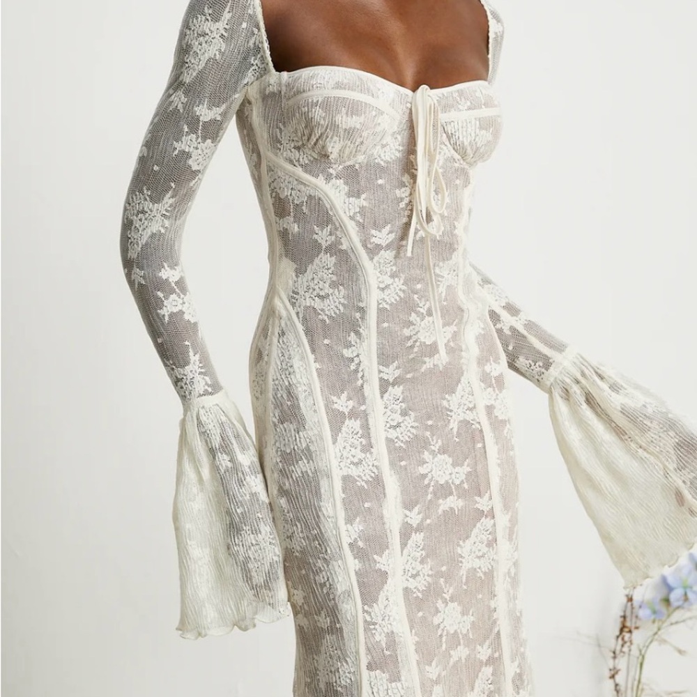 MARLENE FLARED LACE MAXI
DRESS IN WHITE
Size:XS